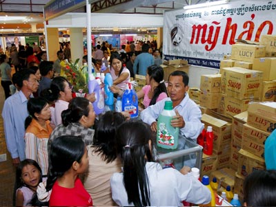Promoting Vietnamese goods at the Cambodian border