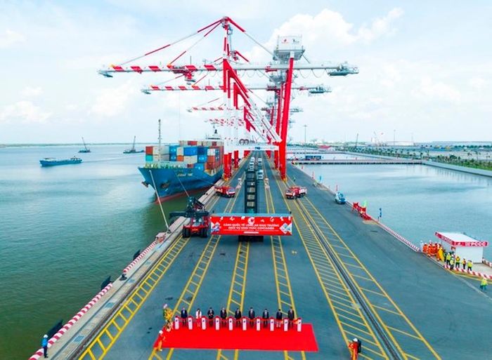 Long An International Port begins to operate container cargo