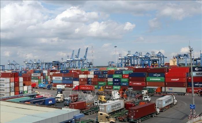 Formulate policies to develop the logistics industry